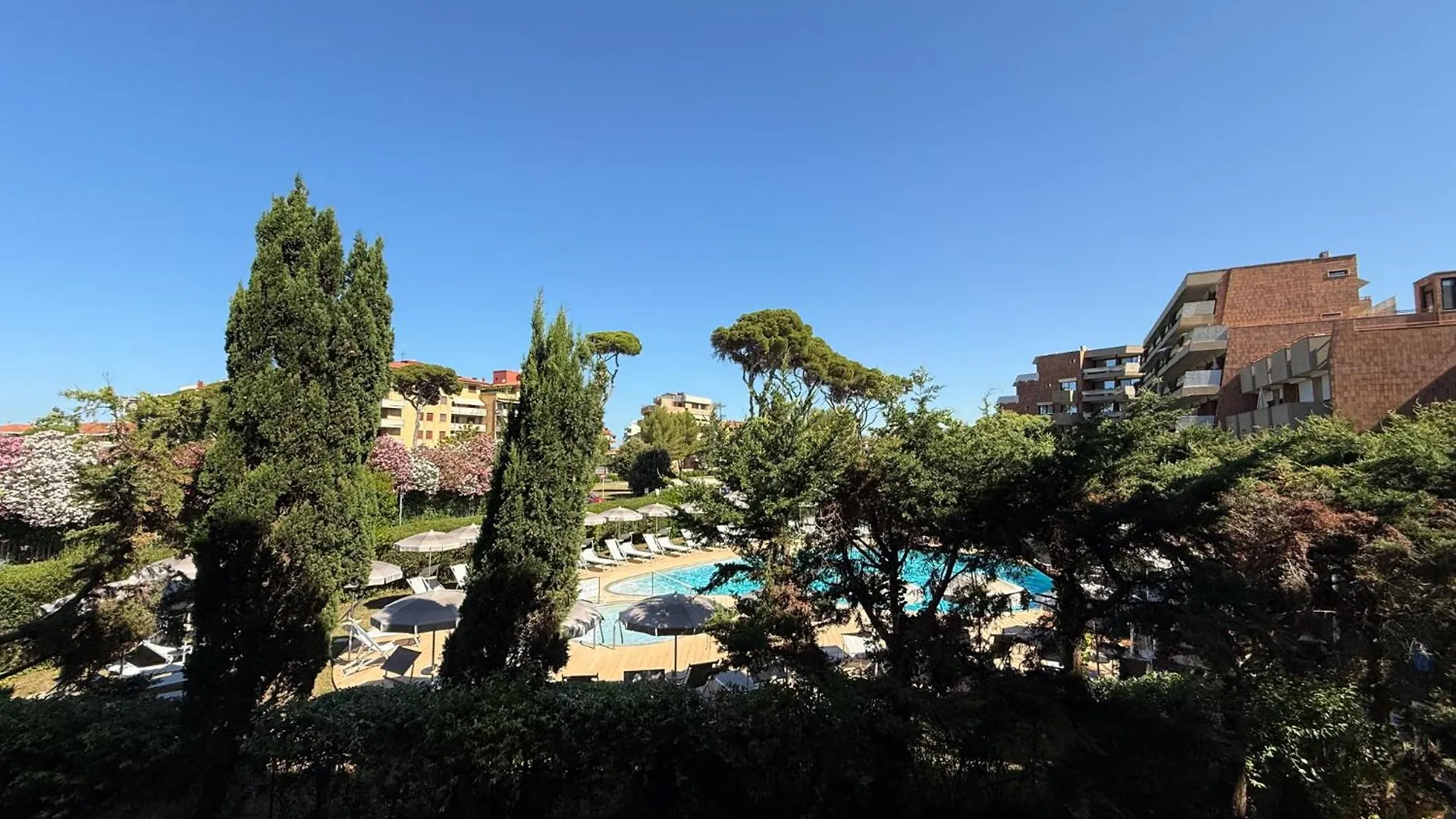 Suites Marilia Apartments Pool Side - Suite Livorno Holiday Home Group