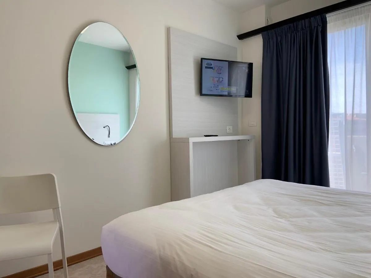 Suites Marilia Apartments Pool Side - Suite Livorno Holiday Home Group
