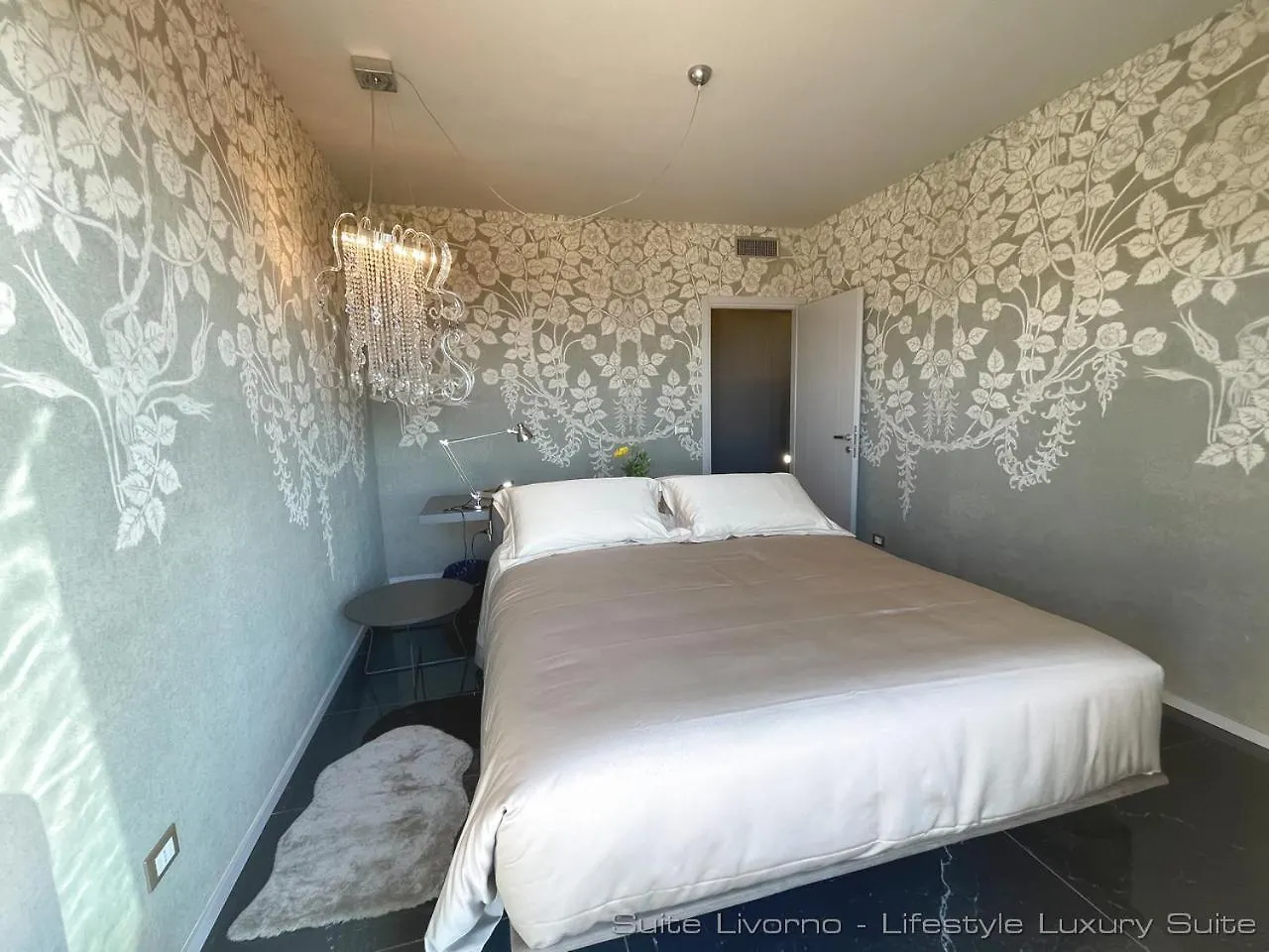 Suites Marilia Apartments Pool Side - Suite Livorno Holiday Home Group